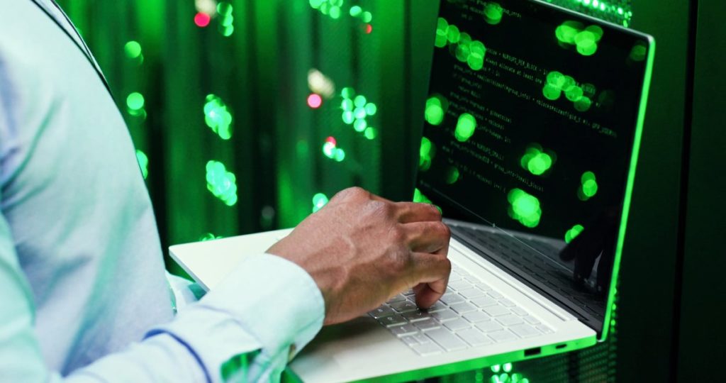 Un error crítico en el marco de pruebas de IA MLflow puede comprometer el servidor y los datos